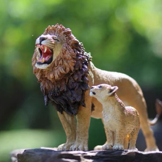 MALE LION WITH CUB PAINTED STATUE 1:15 Dafei Studio