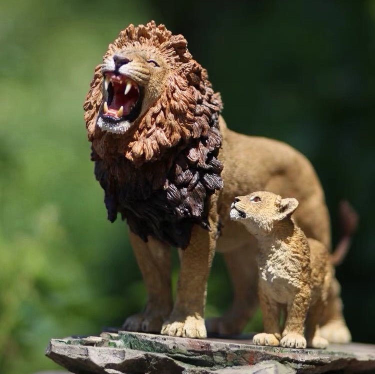 MALE LION WITH CUB PAINTED STATUE 1:15 Dafei Studio
