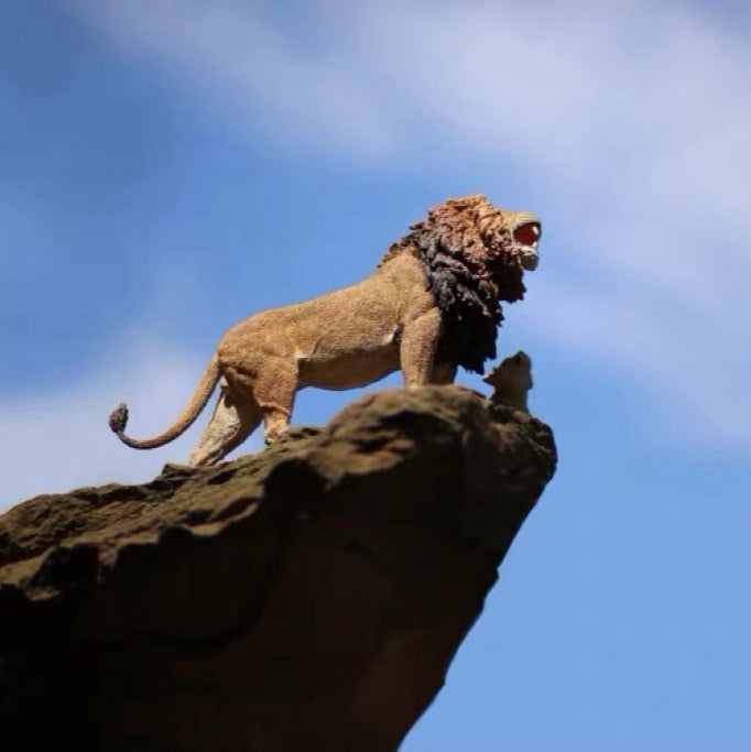 MALE LION WITH CUB PAINTED STATUE 1:15 Dafei Studio