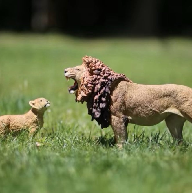 MALE LION WITH CUB PAINTED STATUE 1:15 Dafei Studio